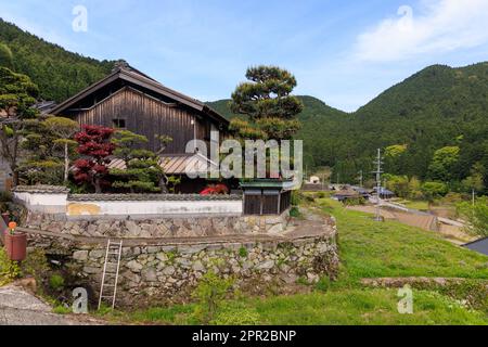 Échelle sur mur de pierre par maison japonaise traditionnelle dans petit village de montagne Banque D'Images
