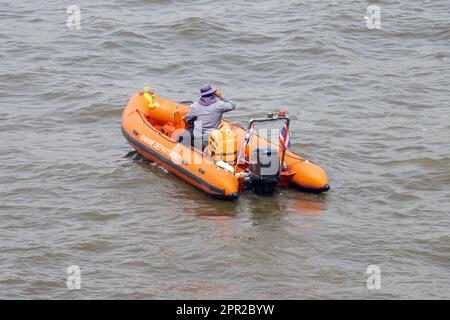 Un bateau du Département de la Marine sur la rivière Chao Phraya dans le centre-ville de Bangkok, en Thaïlande Banque D'Images