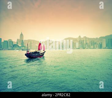 La malbouffe chinoise traditionnelle dans le port de Victoria, avec l'île de Hong Kong à distance, Hong Kong, Chine Banque D'Images