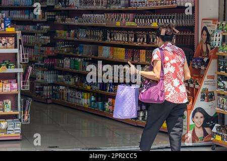 SAMUT PRAKAN, THAÏLANDE, 06 2023 MARS, Une femme entre dans un magasin de cosmétiques et de médicaments Banque D'Images