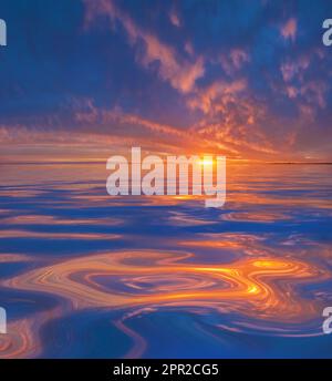 Un lever ou un coucher de soleil vibrant se reflète dans l'eau tranquille Banque D'Images