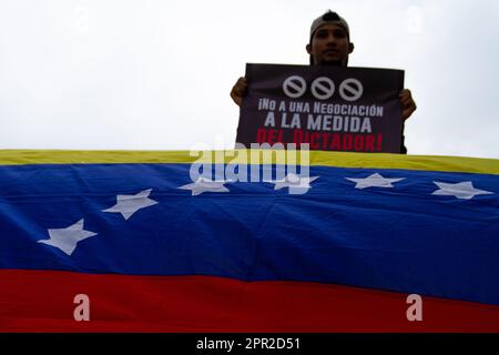 Les migrants vénézuéliens vivant en Colombie protestent contre la conférence internationale sur le processus politique du Venezuela tenue à Bogota, en Colombie, sur 25 avril 2023. Photo de: CHEPA Beltran/long Visual Press Banque D'Images