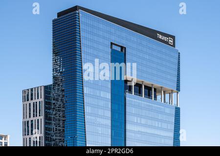 Truist Plaza et AC Hotel by Marriott le long de l'Interstate 4 dans le centre-ville d'Orlando, en Floride. (ÉTATS-UNIS) Banque D'Images