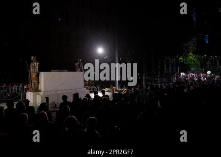 Sydney, Australie. 25th avril 2023. Une vue générale pendant le service de l'aube de l'ANZAC au Martin place Cenotaph on 25 avril 2023 à Sydney, Australie Credit: IOIO IMAGES/Alamy Live News Banque D'Images