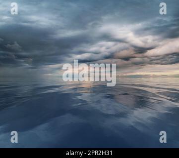 Des nuages de tempête menaçants se réfléchissent sur un plan d'eau gris et froid Banque D'Images