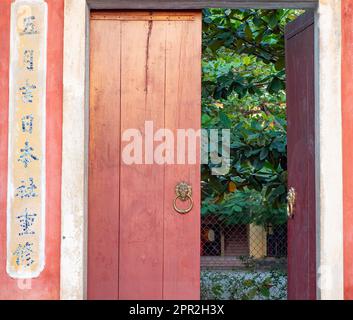 Porte d'entrée du temple Ba Mu à Hoi an, province de Quang Nam, Vietnam. La vieille ville de Hoi an est un site classé au patrimoine mondial, et célèbre pour son bien pré Banque D'Images