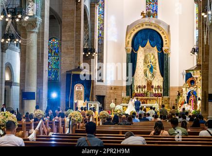 Intramuros,Maniila,les Philippines-07 janvier 2023: Un jeune couple philippin est marié à l'autel de la cathédrale de l'Immaculée Conceptio à Manille Banque D'Images