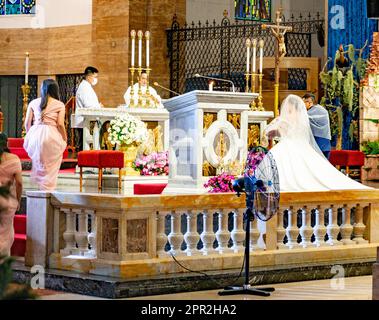 Intramuros,Maniila,les Philippines-07 janvier 2023: Un jeune couple philippin est marié à l'autel de la cathédrale de l'Immaculée Conceptio à Manille Banque D'Images