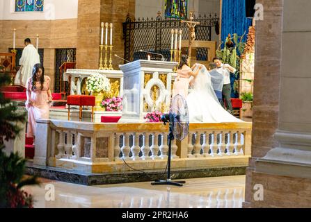 Intramuros,Maniila,les Philippines-07 janvier 2023: Un jeune couple philippin est marié à l'autel de la cathédrale de l'Immaculée Conceptio à Manille Banque D'Images