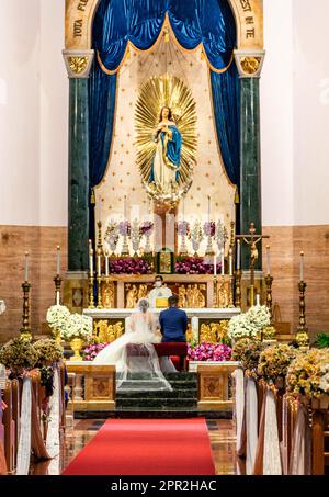 Intramuros,Maniila,les Philippines-07 janvier 2023: Un jeune couple philippin est marié à l'autel de la cathédrale de l'Immaculée Conceptio à Manille Banque D'Images