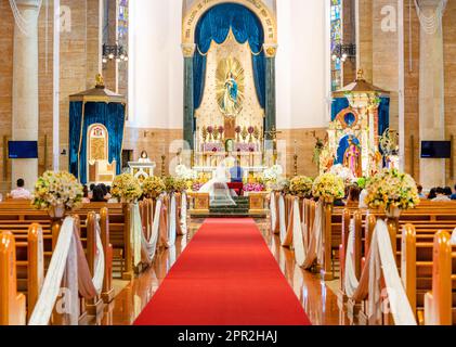 Intramuros,Maniila,les Philippines-07 janvier 2023: Un jeune couple philippin est marié à l'autel de la cathédrale de l'Immaculée Conceptio à Manille Banque D'Images