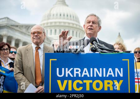 Washington, États-Unis. 25th avril 2023. Joe Wilson (républicain de la Caroline du Sud), à droite, est accompagné du représentant des États-Unis Steve Cohen (démocrate du Tennessee), à gauche, qui fait des remarques sur une résolution de victoire ukrainienne lors d'une conférence de presse au Capitole des États-Unis à Washington, DC, USA, mardi, 25 avril, 2023. Photo de Rod Lamkey/CNP/ABACAPRESS.COM crédit: Abaca Press/Alay Live News Banque D'Images