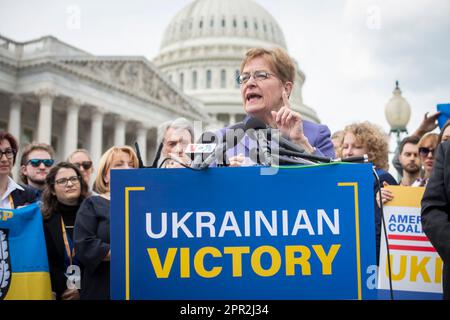 Washington, États-Unis. 25th avril 2023. Marcy Kaptur (démocrate de l'Ohio), représentant des États-Unis, fait des remarques sur une résolution de victoire ukrainienne lors d'une conférence de presse au Capitole des États-Unis à Washington, DC, Etats-Unis, mardi, 25 avril, 2023. Photo de Rod Lamkey/CNP/ABACAPRESS.COM crédit: Abaca Press/Alay Live News Banque D'Images