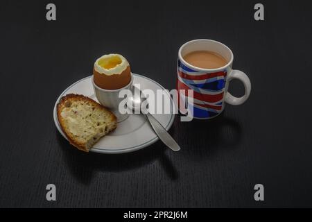 Un petit-déjeuner anglais composé de thé, d''un œuf à la coque et de pain grillé. Banque D'Images