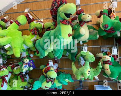 Fort Augustus, Royaume-Uni. 20th avril 2023. Figurines en peluche Nessie. Qui joue le rôle principal autour du Loch Ness est évident: La légende du monstre du lac a tiré l'imagination des gens pendant des décennies. Mais Nessie est-il vraiment dans le célèbre lac ? (À dpa 'vraiment un monstre? Loch Ness ne révèle pas son mystère") Credit: Benedikt von Imhoff/dpa/Alay Live News Banque D'Images