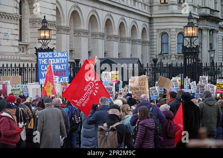 Photo du dossier datée du 18/01/23, des manifestants à l'extérieur de Downing Street, Londres, pendant la grève des infirmières, contre le projet de loi sur les niveaux de service minimum pendant les grèves. Les responsables de la santé ont sonné l'alarme sur la sécurité des patients en soins d'urgence et d'urgence avant la grève prévue des infirmières le week-end. Banque D'Images