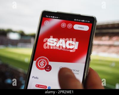 04 mai 2023. Un fan de Porto Alegre regarde le jeton de son équipe SACI sur l'application Socios, le chapeau de marché $SACI de la nft sur un écran. Banque D'Images