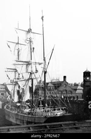 Bateau à voile dans le port de Whitehaven, période victorienne Banque D'Images