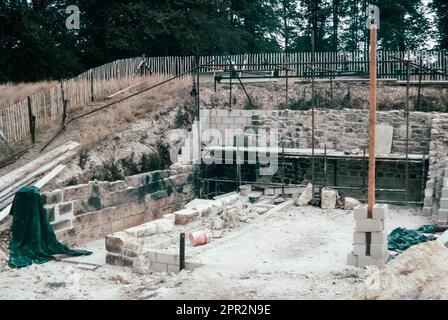 Reconstruction en cours d'une usine datant de 17th ans à Weald & Downland Living Museum, Singleton, Chichester. Présenté au Musée en 1973, transfert «ton par pierre» de Lurgashall terminé en 1977. Numérisation d'archivage à partir d'une lame. Octobre 1976. Banque D'Images