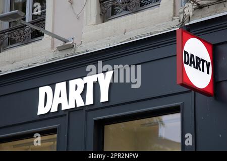 Bordeaux , Aquitaine France - 04 20 2023 : logo Darty texte et marque signe entrée magasin électronique vente au détail chaîne française bâtiment façade de haut Banque D'Images