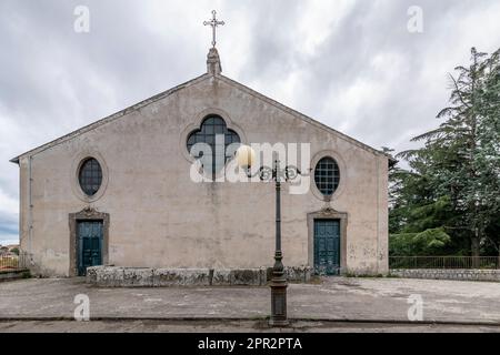 La façade arrière de l'ancienne basilique de San Flaviano à Montefiascone, en Italie Banque D'Images