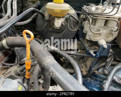 Le compartiment moteur d'une voiture moderne. Vue du compartiment moteur d'une nouvelle voiture. Banque D'Images