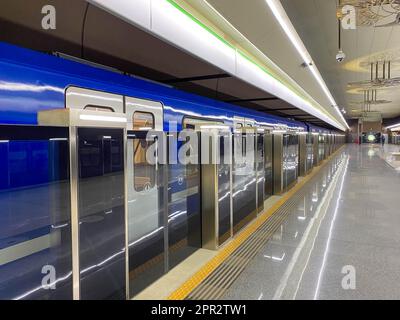 Nouveau bleu moderne métro rapide coffre-fort dans la grande ville sur la plate-forme d'attente à la station de métro à la gare. Banque D'Images