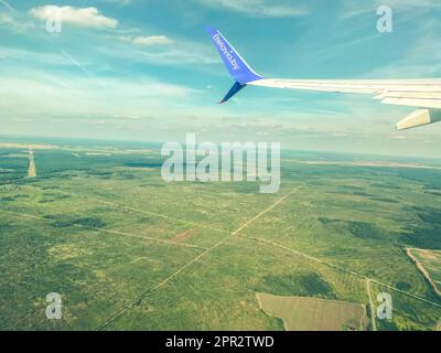 queue d'avion. voyagez dans le ciel vers un autre pays. l'avion prend le ciel. les champs, la mer et les océans sont visibles depuis le dessous. vue du Banque D'Images