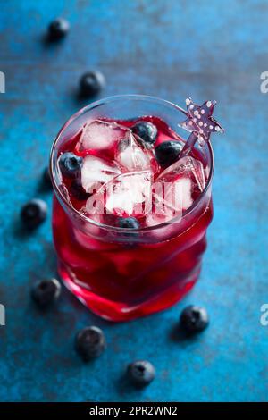 cocktail de myrtille en verre Banque D'Images