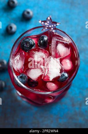 cocktail de myrtille en verre Banque D'Images