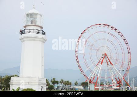 BATUMI, GÉORGIE - 31 MAI 2022 : belle rue avec phare et grande roue Banque D'Images