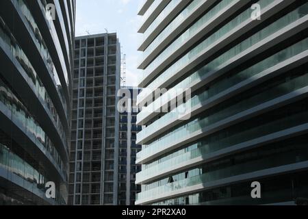 BATUMI, GÉORGIE - 10 JUIN 2022 : vue sur les bâtiments modernes par temps ensoleillé Banque D'Images