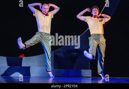 Schwerin, Allemagne. 25th avril 2023. Benjamin Wilson (l) comme le petit prince et Stefano Pietragalla (r) comme le Grand prince dansent dans la pièce de ballet "le petit prince" au théâtre d'État de Mecklembourg. (Photo de la répétition dans les médias le 04/25/2023) l'adaptation de la danse par le chef chorégraphe Wiest sera en première le 04/28/2023. Credit: Jens Büttner/dpa/Alay Live News Banque D'Images