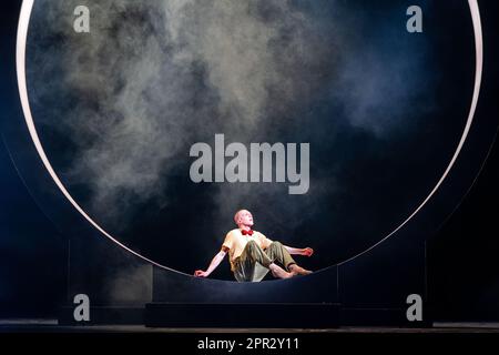 Schwerin, Allemagne. 25th avril 2023. Benjamin Wilson comme le petit prince danse dans la pièce de ballet "le petit prince" au théâtre d'État de Mecklembourg. (Photo de la répétition dans les médias le 04/25/2023) l'adaptation de la danse par la chorégraphe en chef Xenia Wiest sera présentée en première le 04/28/2023. Credit: Jens Büttner/dpa/Alay Live News Banque D'Images