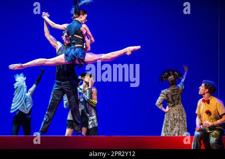 Schwerin, Allemagne. 25th avril 2023. Des danseurs du Ballet X Schwerin dansent dans le ballet 'le petit prince' au théâtre d'État de Mecklembourg. (Photo de la répétition dans les médias le 04/25/2023) l'adaptation de la danse par la chorégraphe en chef Xenia Wiest sera présentée en première le 04/28/2023. Credit: Jens Büttner/dpa/Alay Live News Banque D'Images