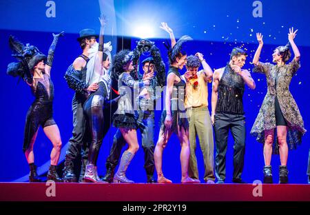 Schwerin, Allemagne. 25th avril 2023. Stefano Pietragalla (3rd de droite) comme le Grand Prince et l'ensemble de ballet dansent dans la pièce de ballet "le petit Prince" au théâtre d'État de Mecklembourg. (Photo de la répétition dans les médias le 04/25/2023) l'adaptation de la danse par la chorégraphe en chef Xenia Wiest sera présentée en première le 04/28/2023. Credit: Jens Büttner/dpa/Alay Live News Banque D'Images