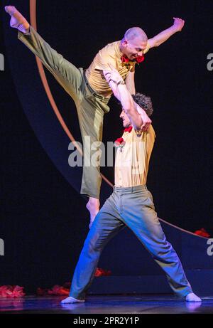 Schwerin, Allemagne. 25th avril 2023. Benjamin Wilson (ci-dessus) comme le petit prince et Stefano Pietragalla comme le grand prince dansent dans le ballet 'le petit prince' au théâtre d'État de Mecklembourg. (Photo de la répétition dans les médias le 04/25/2023) l'adaptation de la danse par la chorégraphe en chef Xenia Wiest sera présentée en première le 04/28/2023. Credit: Jens Büttner/dpa/Alay Live News Banque D'Images