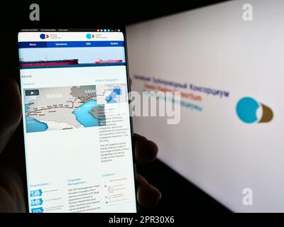 Personne tenant un smartphone avec le site Web de Caspian Pipeline Consortium (CPC) à l'écran devant le logo. Concentrez-vous sur le centre de l'écran du téléphone. Banque D'Images