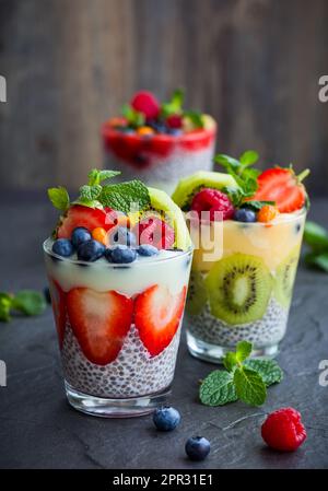 Smoothies aux graines de chia et de baies superposées Banque D'Images
