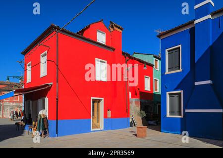 Maisons colorées au soleil sur l'île de Burano, Venise, Vénétie, Italie Banque D'Images