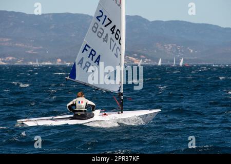 Hyères, France. 23rd avril 2023. Maïlys Radulic (FRA) participe en classe ILCA6 lors de l'édition 51th de la semaine olympique française à Hyères, France sur 23 avril 2023. Photo de Laurent Coust/ABACAPRESS.COM crédit: Abaca Press/Alay Live News Banque D'Images