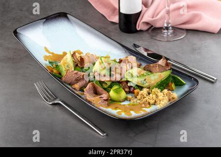 Salade pastrami sur table en pierre dans le restaurant gastronomique Banque D'Images