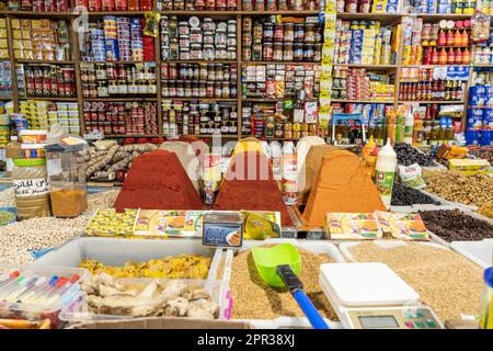 Boutique d'épices dans la médina d'Asilah. Banque D'Images