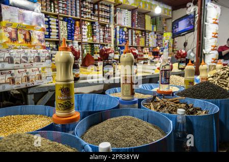 Boutique d'épices dans la médina d'Asilah. Banque D'Images