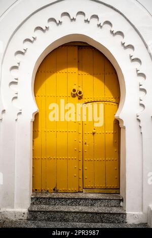 Porte d'entrée jaune d'une ancienne maison dans la médina de Tanger. Banque D'Images