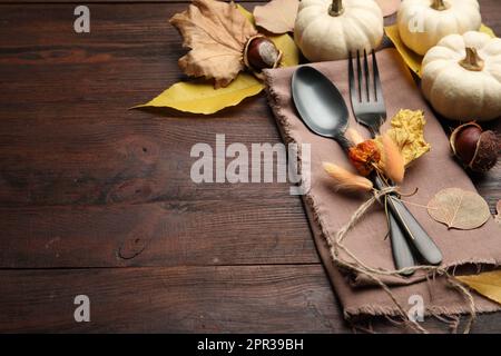Paramètre de tableau saisonnier, espace pour le texte. Couverts avec citrouilles et feuilles d'automne sur fond de bois Banque D'Images