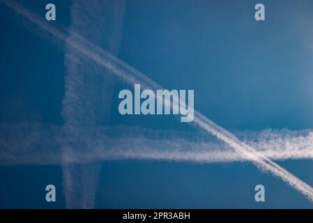 Contrailles sous la forme d'un rectangle dans le ciel Banque D'Images