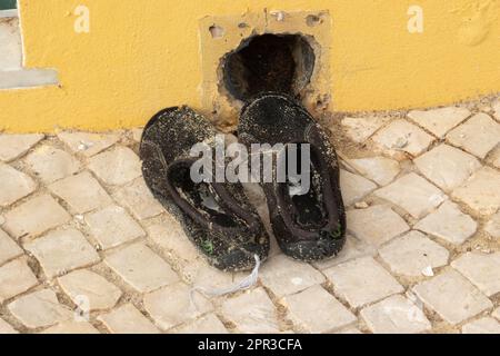 paire de vieilles chaussures d'eau à gauche dans la rue Banque D'Images