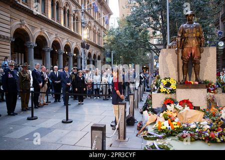 Sydney, Australie. 25th avril 2023. Margaret Beazley AC KC Gouverneur de la Nouvelle-Galles du Sud et la vice-Regal Party vu pendant le service au coucher du soleil à la place Martin Cenotaph sur 25 avril 2023 à Sydney, Australie Credit: IOIO IMAGES/Alamy Live News Banque D'Images