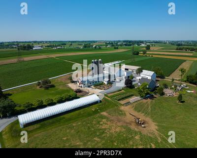 Une vue aérienne d'une ferme entourée par les champs verdoyants du comté de Lancaster, en Pennsylvanie. Banque D'Images